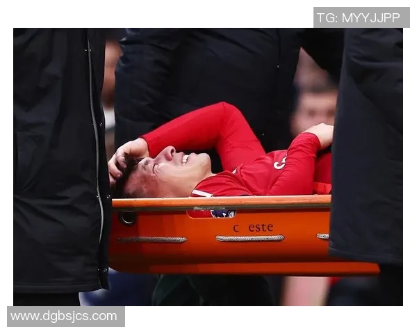 足球明星受伤瞬间被担架抬离赛场的震撼画面引发球迷热议 足球明星受伤瞬间被担架抬离赛场的震撼画面引发球迷热议