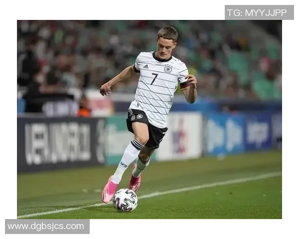 足球明星经典奔跑瞬间回顾展现激情与荣耀的完美结合 足球明星经典奔跑瞬间回顾展现激情与荣耀的完美结合